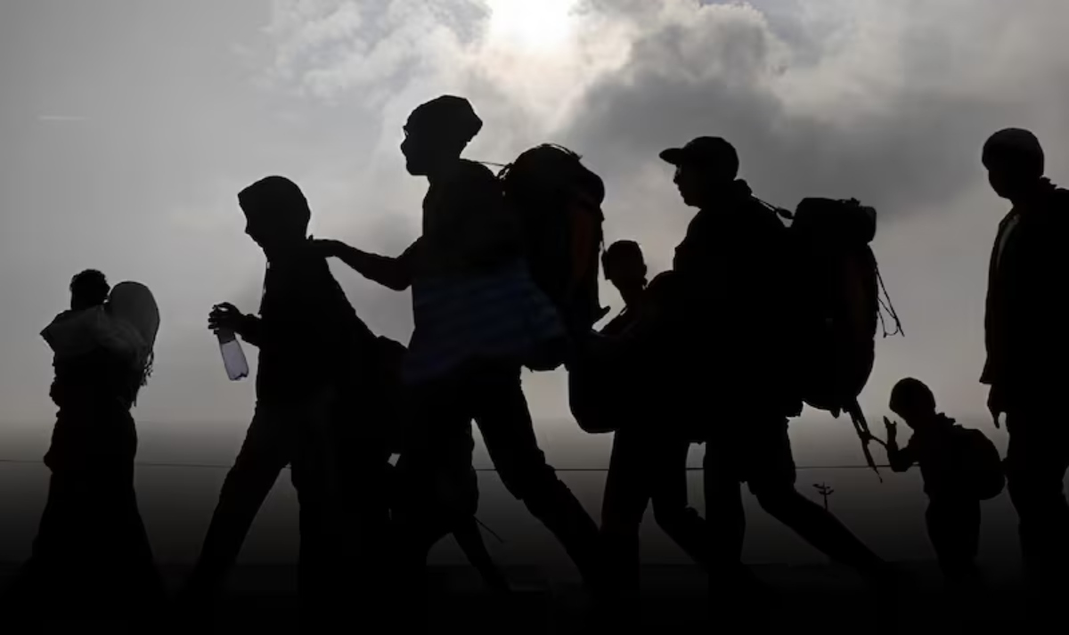 Revocan parole humanitario y ordenan salida a 500 mil migrantes