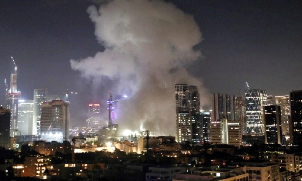 China pidió a sus ciudadanos en Israel abandonar el país por tierra