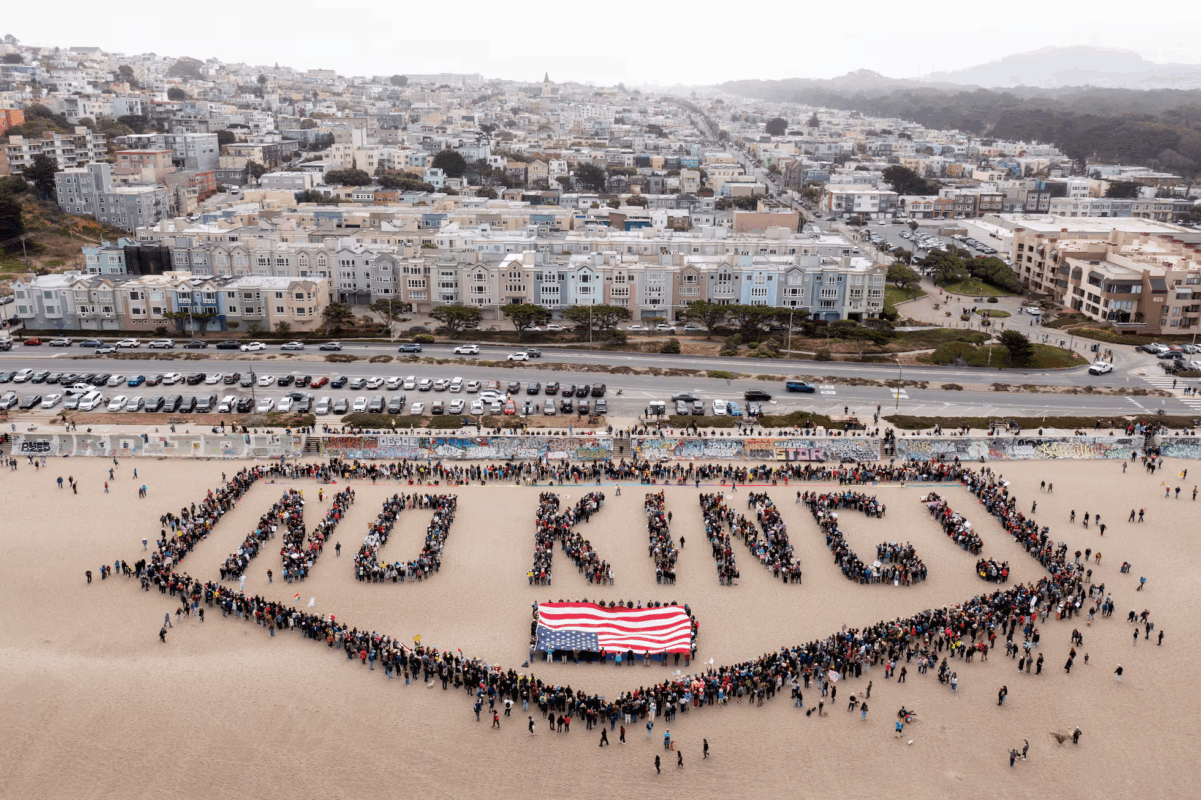 «No Kings!» gritan en las calles estadounidenses en gran protesta