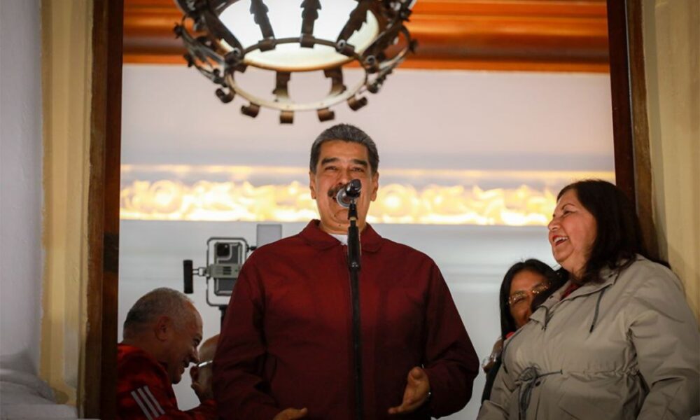 Maduro felicita a los 50 alcaldes opositores