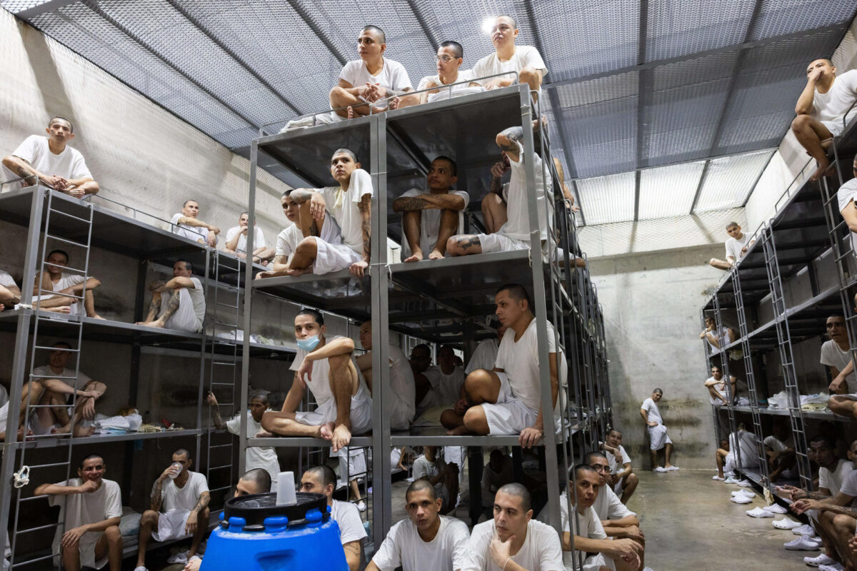 El Salvador dice que migrantes en CECOT son responsabilidad de EEUU