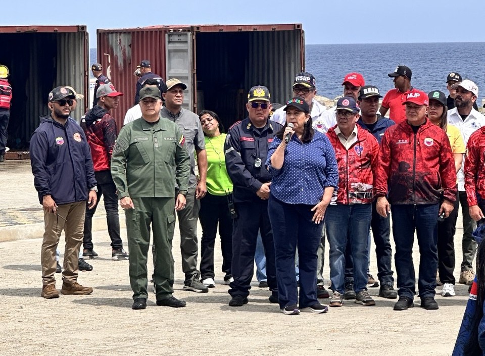 Carmen Meléndez y bomberos venezolanos 