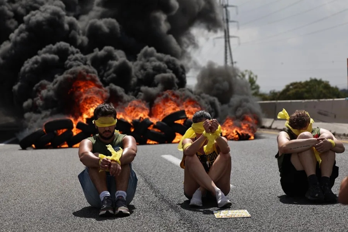 Israelíes bloquean carreteras y exigen cese al fuego en Gaza