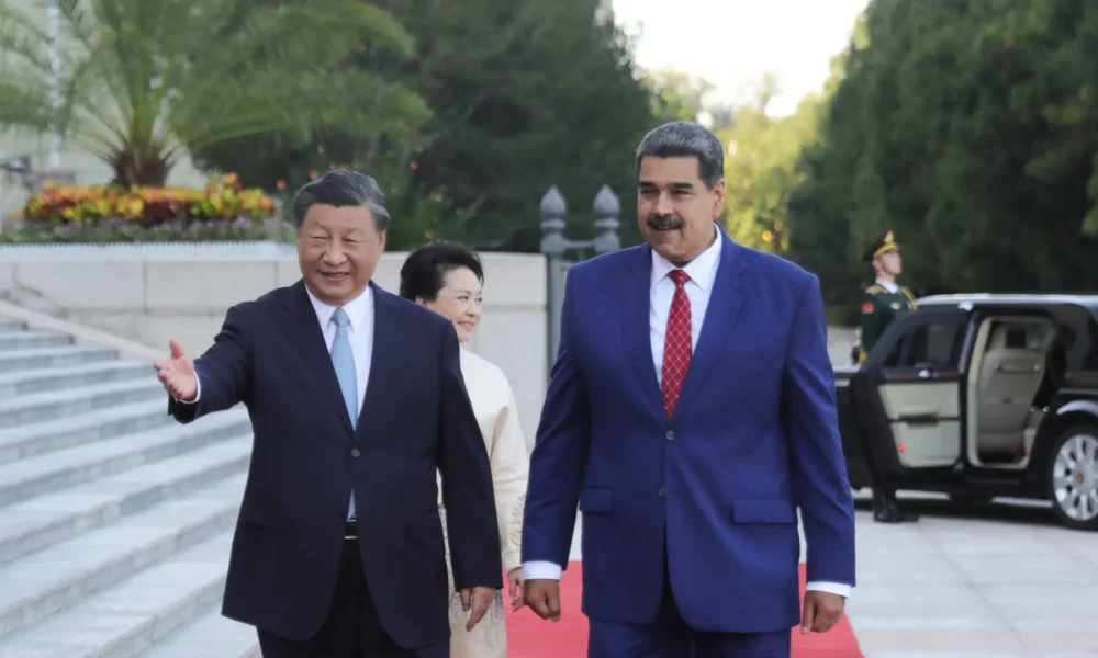 El presidente de China Xi Jinping recibiendo a su par venezolano Nicolás Maduro en 2023