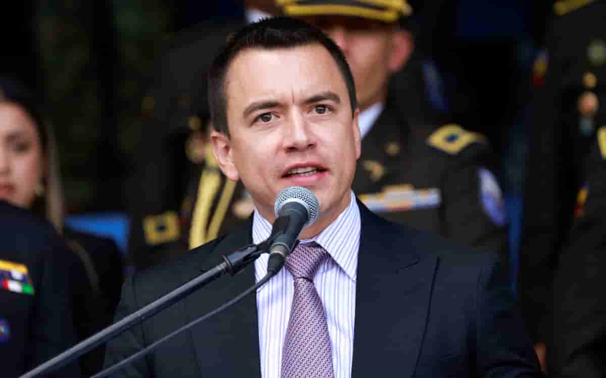 Noboa imita a su jefe e impone aranceles a Colombia
