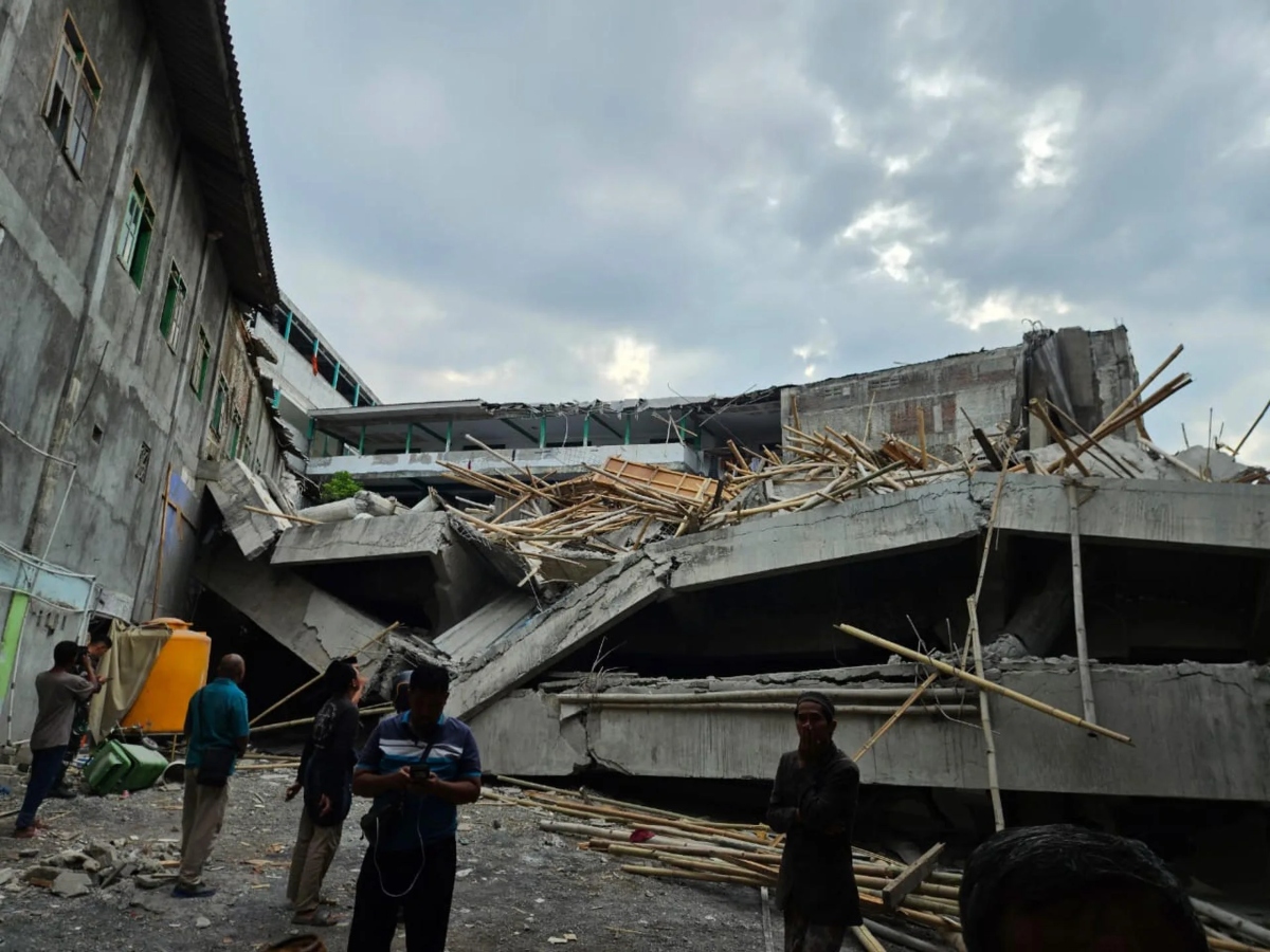 Sin señales de vida en internado derrumbado en Indonesia