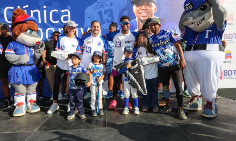 Acuña Jr. con los niños y el BDT