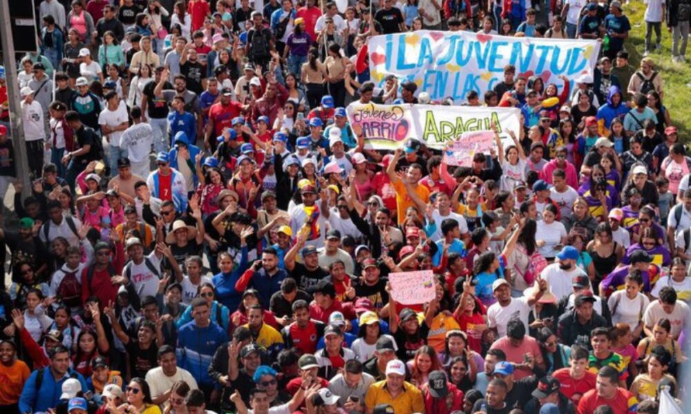 Multitudinaria marcha conmemora Día del Estudiante