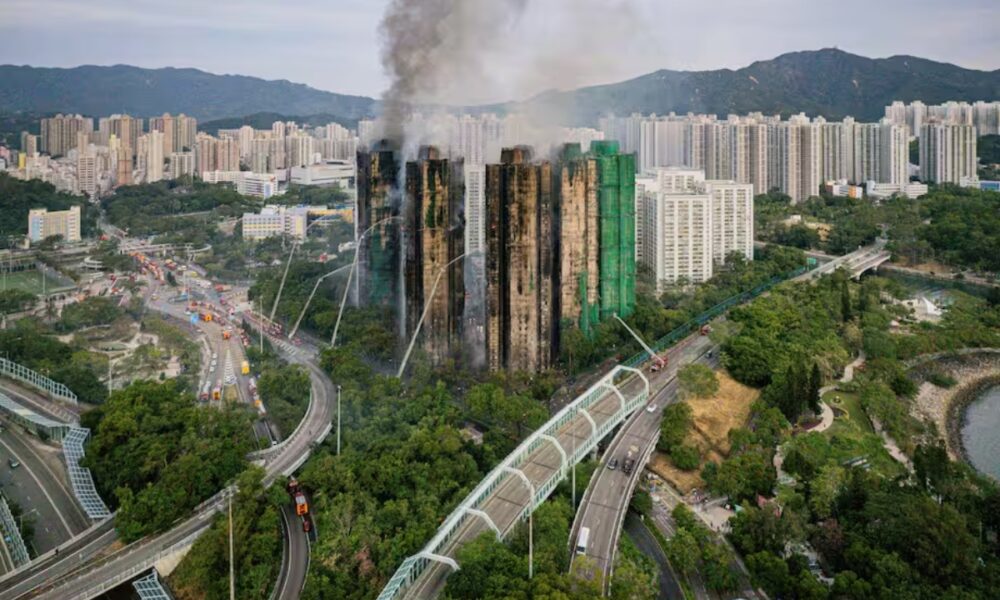 Autoridades de Hong Kong investigan causas del mortal incendio