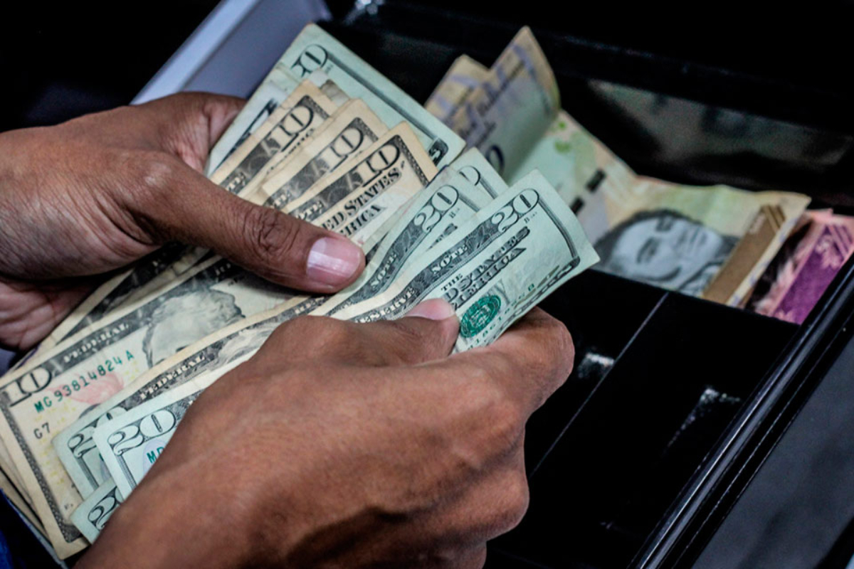 El Banco Central de Venezuela autorizó a cuatro entidades financieras para operar en el sistema de subasta de divisas. Los nuevos bancos incorporados son Banco Exterior, Bancaribe, Banco Fondo Común BFC, Banco Venezolano de Crédito. A su vez, a estas entidades se suman a Banesco, Mercantil Banco Universal, BBVA Provincial, Banco Nacional de Crédito (BNC) y Bancamiga, los cuales recibieron autorizaciones para vender, la semana pasada, divisas a sus clientes con cuentas en el exterior, hasta por un monto de 300 millones de dólares. En el caso de las nuevas entidades incorporadas al sistema de subastas, aún no han recibido asignaciones para la comercialización de divisas y se encuentran en el proceso operativo con el ente emisor, reseña Banca y Negocios. Cabe resaltar que, estos nueve bancos concentraron, al cierre de diciembre de 2025, el 53% de los depósitos totales del sistema bancario y el 89,53% de las captaciones de la banca privada, por lo que cubren una proporción muy significativa de los depositantes de la banca nacional. El sistema de subastas está diseñado básicamente para facilitar que empresas venezolanas con cuentas bancarias en el exterior reciban divisas para pagar a proveedores y otras acreencias. De manera que las entidades bancarias habilitadas deben contar con código de afiliación a la red interbancaria internacional SWIFT, la cual agrupa a más de 11.000 grupos financieros en más de 200 países. Además, próximamente agilizarán la asignación de tarjetas internacionales prepago a personas naturales, lo que les permitirá pagar servicios o compras en línea, retirar efectivos en cajeros internacionales y realizar pagos en cualquier parte del mundo mediante este instrumento, indicó Banca y Negocios.