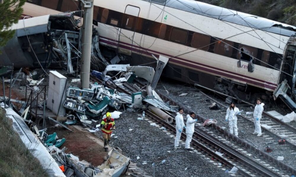 Decenas de muertos en accidente de tren de alta velocidad en España