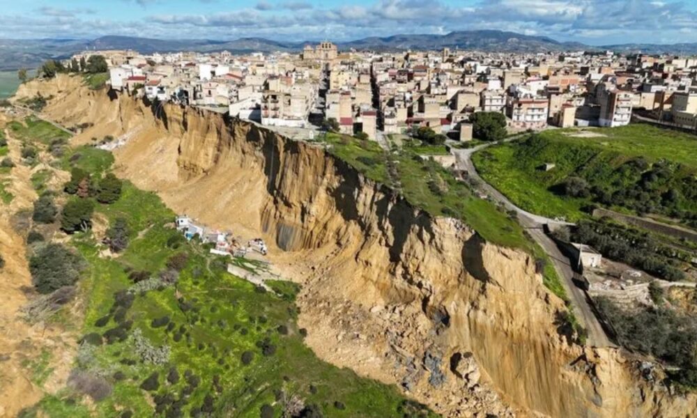Deslizamiento de tierra amenaza con detruir ciudad en Italia