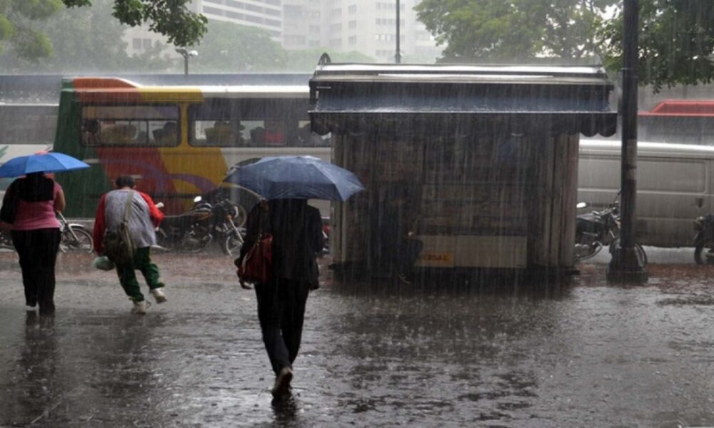 Pronostican lluvias dispersas y nubosidad este sábado