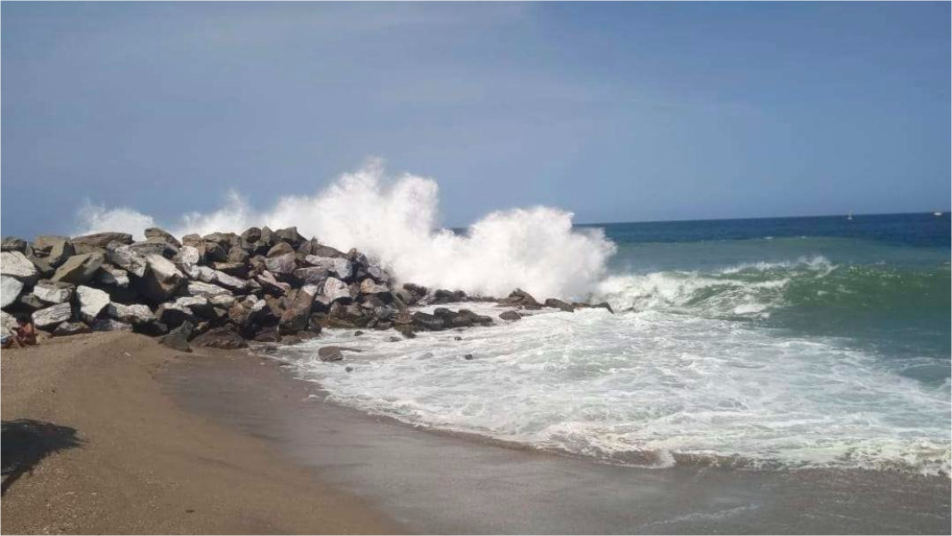 Mar de fondo obligó cierre de playas en La Guaira