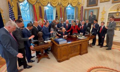 Trump protagoniza polémico acto religioso en el Salón Oval