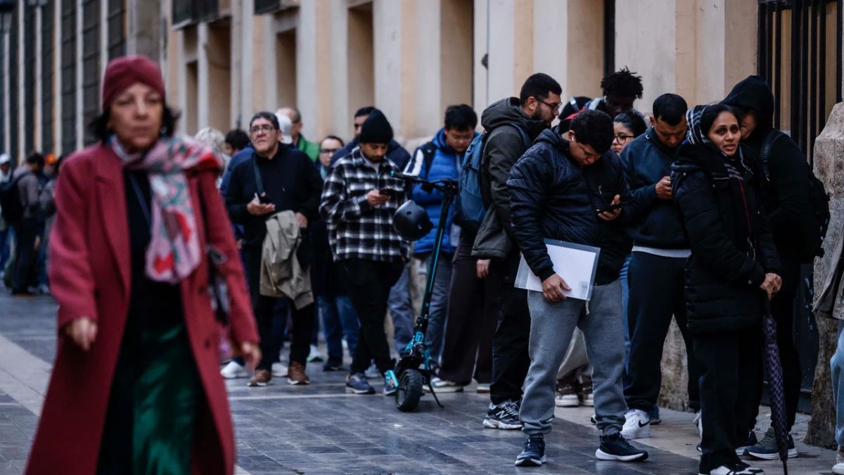 España inicia regularización masiva de migrantes