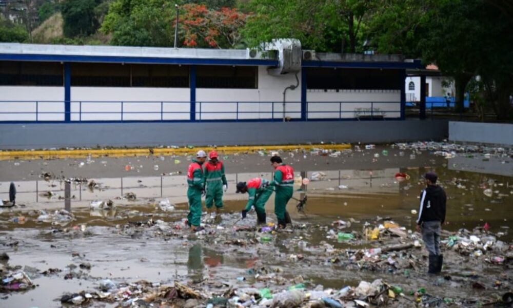 Recolectan escombros en Macarao tras recientes lluvias