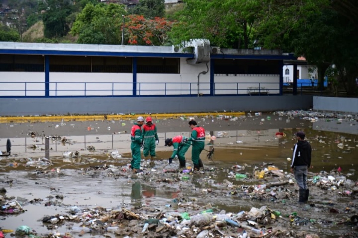 Recolectan escombros en Macarao tras recientes lluvias
