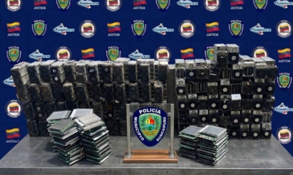 Funcionarios del Servicio de Investigación Penal (SIP) del Instituto Autónomo de Policía Municipal de Guaicaipuro, en conjunto con funcionarios de la Guardia Nacional Bolivariana (GNB), ejecutaron el desmantelamiento de un importante lote de minería digital que operaba en la parroquia Los Teques, estado Miranda. El procedimiento tuvo lugar en una vivienda de la urbanización Piedra Azul, comunidad de Lagunetica. Durante la inspección, los efectivos policiales detectaron una infraestructura tecnológica no declarada, presuntamente utilizada para el procesamiento de algoritmos criptográficos en perjuicio del sistema eléctrico nacional del Estado venezolano. En el sitio, los funcionarios incautaron un importante lote de equipos, entre los que destacan: 70 minadores de alta potencia (modelos Whatsminer M30S y Antminer), la mayoría operativos y con fuentes de alimentación integradas. 61 tarjetas de circuito impreso (PCB) con microprocesadores especializados para cálculos de hashing, además de 17 fuentes de poder conmutadas de alto rendimiento. 3 computadoras de escritorio marca ThinkCentre, una laptop Sony VAIO y diversas piezas de repuesto para el mantenimiento de la granja digital. El jefe policial resaltó que estas acciones forman parte de los planes de vigilancia estratégica para frenar actividades tecnológicas cladestinas que sobrecargan los servicios El caso fue notificado al ministerio Público del Estado Bolivariano de Miranda, el organismo que coordinará las actuaciones legales correspondientes para determinar las responsabilidades penales del caso. Con este golpe, los cuerpos de seguridad de la región reafirman su compromiso con la protección de los recursos nacionales y la legalidad tecnológica.