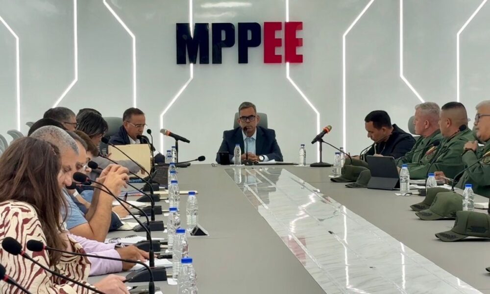 Ministro de Energía Eléctrica evalúa plan de ahorro con sectores privados