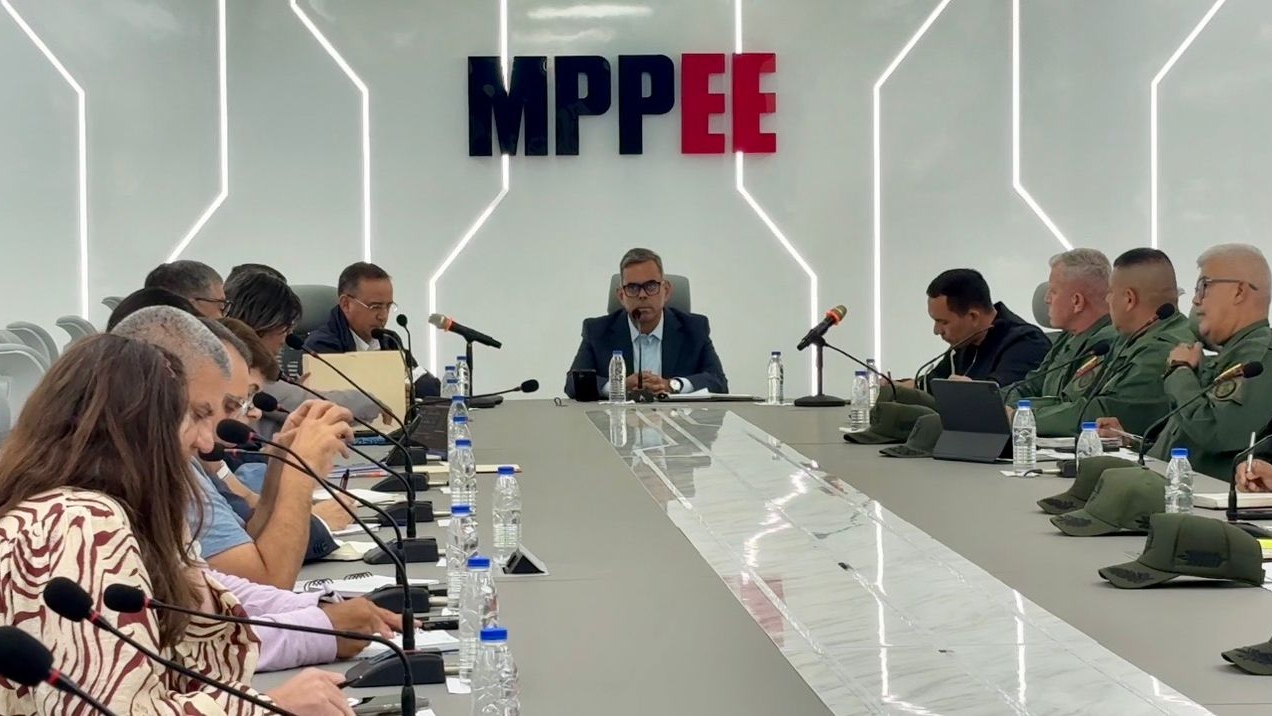 Ministro de Energía Eléctrica evalúa plan de ahorro con sectores privados