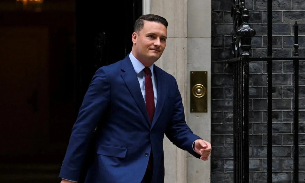 Renuncia del ministro de Salud británico profundiza crisis política
