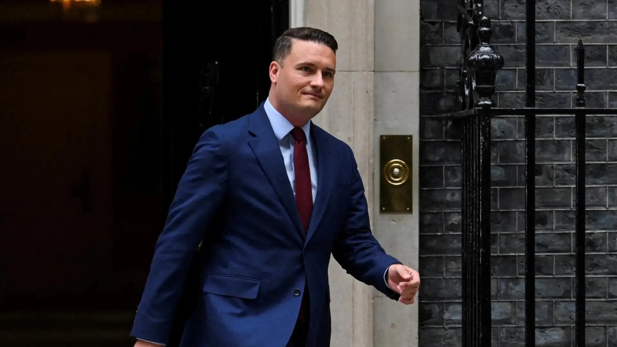 Renuncia del ministro de Salud británico profundiza crisis política
