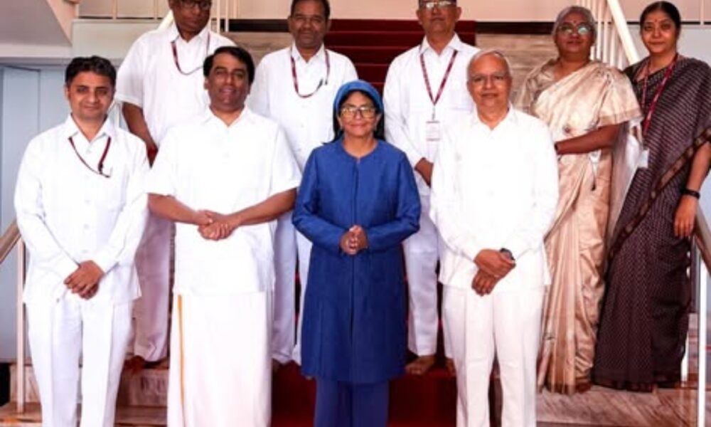 Presidenta (E) culmina agenda en la India con visita al Instituto Sri Sathya Sai