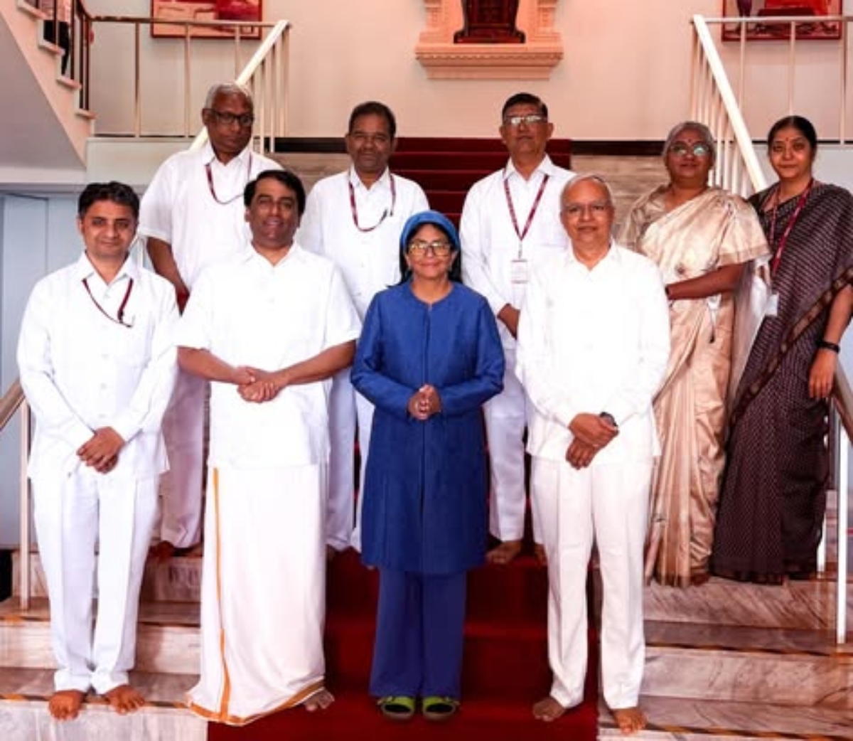 Presidenta (E) culmina agenda en la India con visita al Instituto Sri Sathya Sai