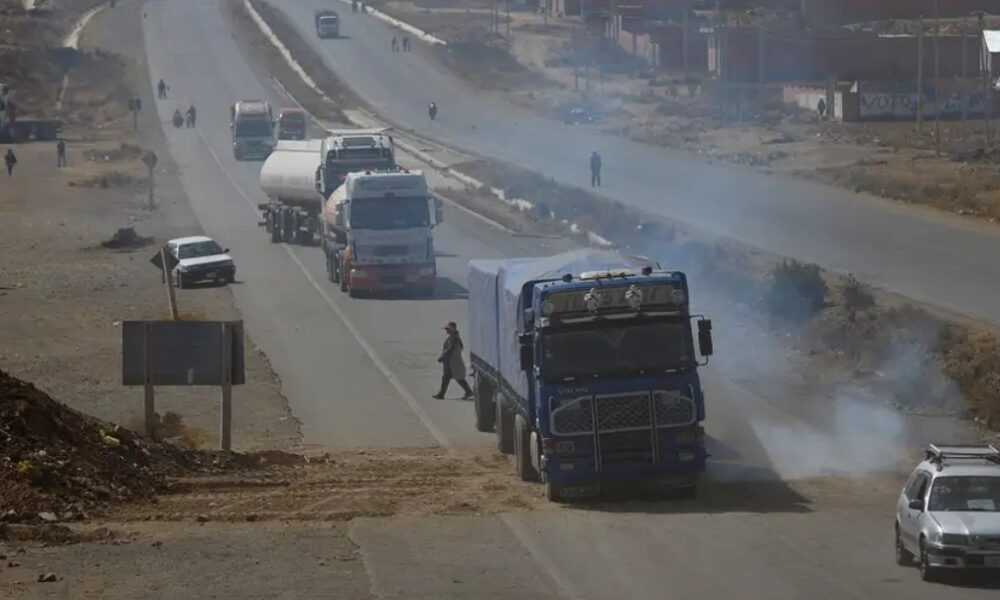 Fuerzas de seguridad inician despeje de carreteras bloqueadas en Bolivia
