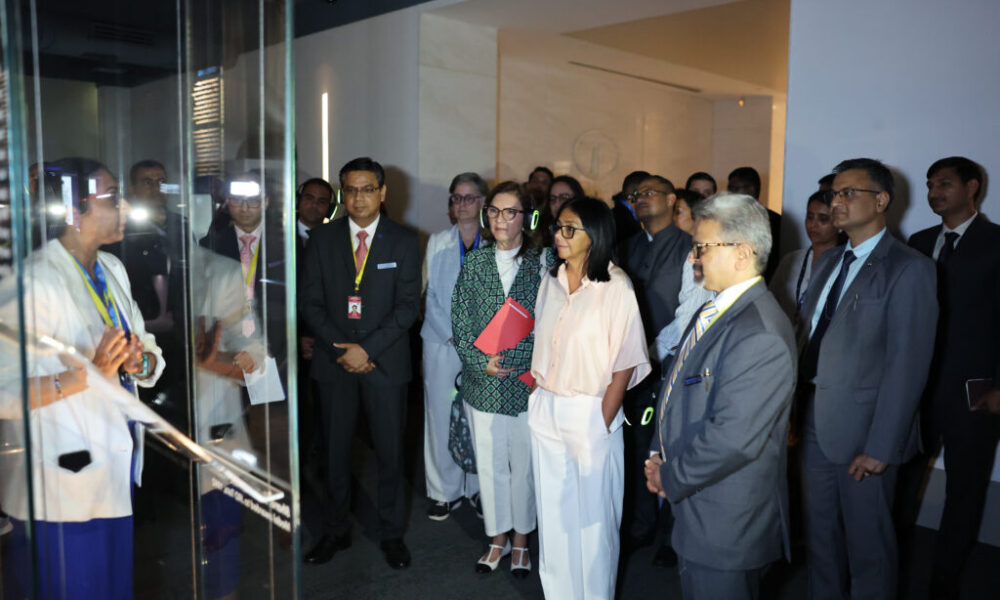 Presidenta (E) Delcy Rodríguez visitó conglomerado industrial en Mumbai