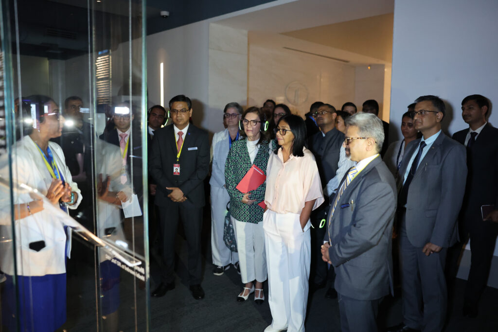 Presidenta (E) Delcy Rodríguez visitó conglomerado industrial en Mumbai