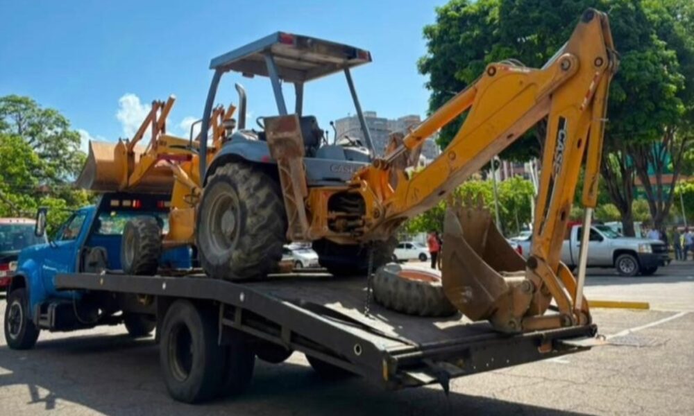 Gobierno despliega maquinaria pesada en la Colonia Tovar para labores de contingencia