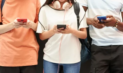 Francia aprueba prohibición de redes sociales a menores de 15 años