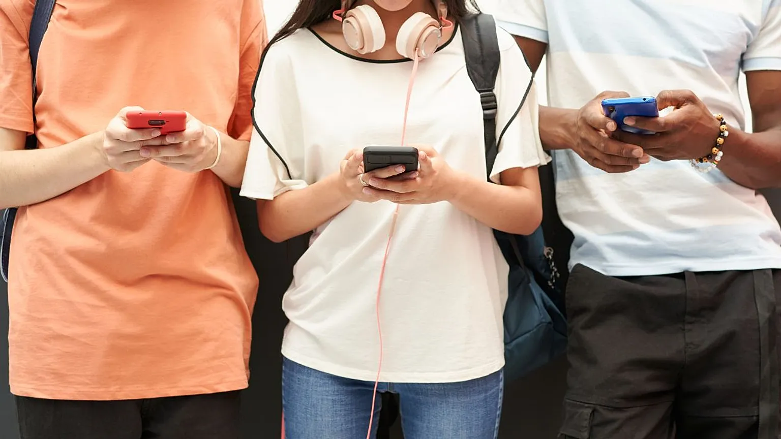 Francia aprueba prohibición de redes sociales a menores de 15 años