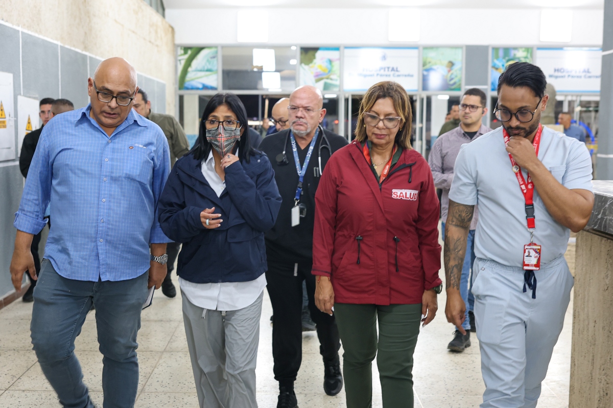 Delcy Rodríguez visitó a los afectados por doble terremoto en Hospital Pérez Carreño