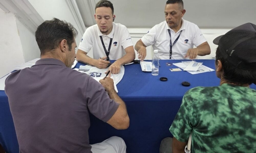 300 emprendedores y productores de La Guaira reciben financiamiento