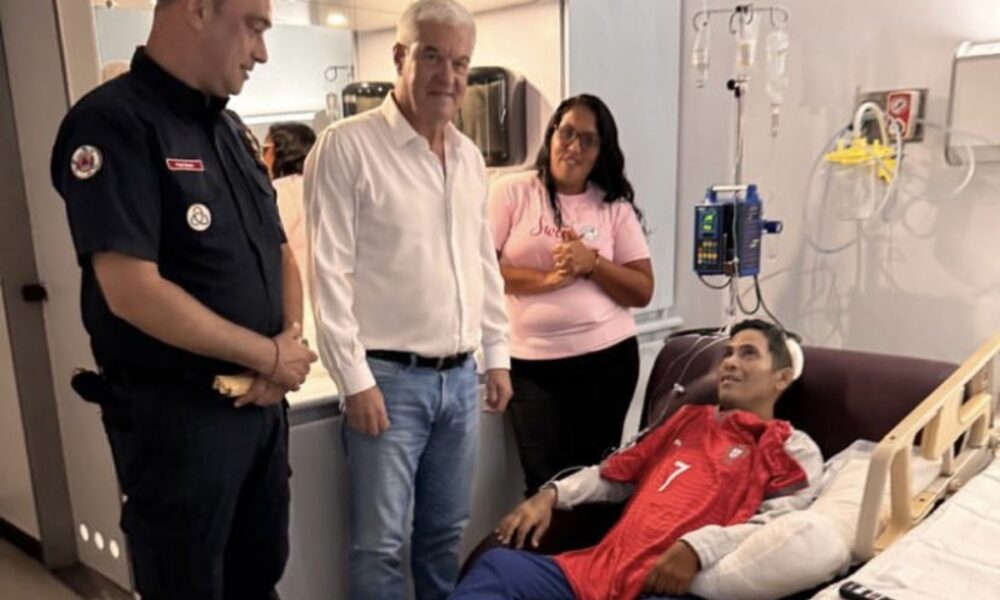 Entregan camiseta firmada por Cristiano Ronaldo a Hernán Gil, el vigilante que sobrevivió 7 días bajo escombros