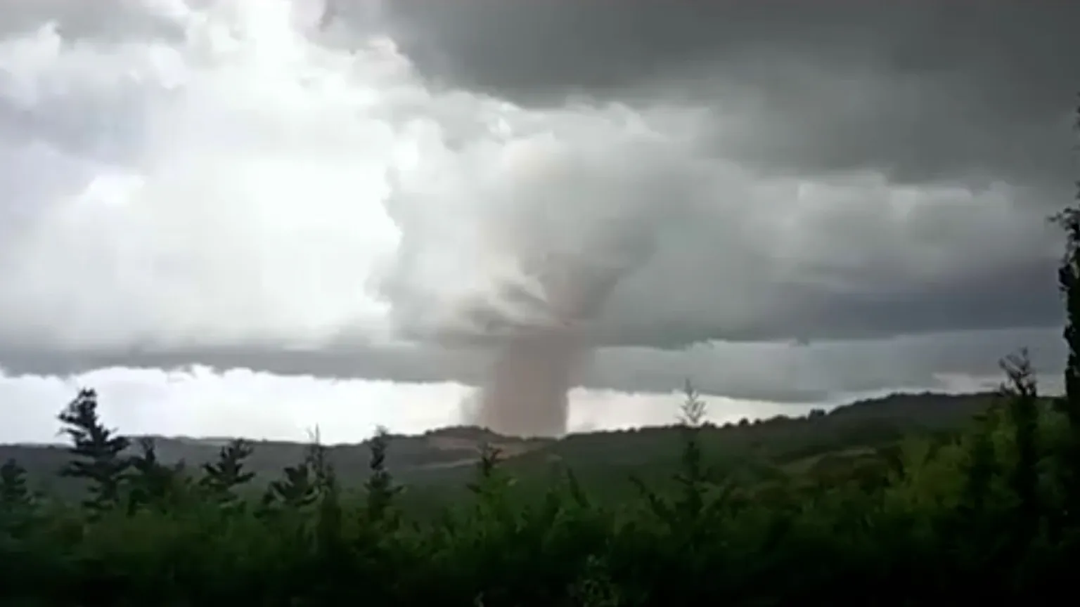 Tornado en Francia deja 41 heridos y daños en 300 viviendas