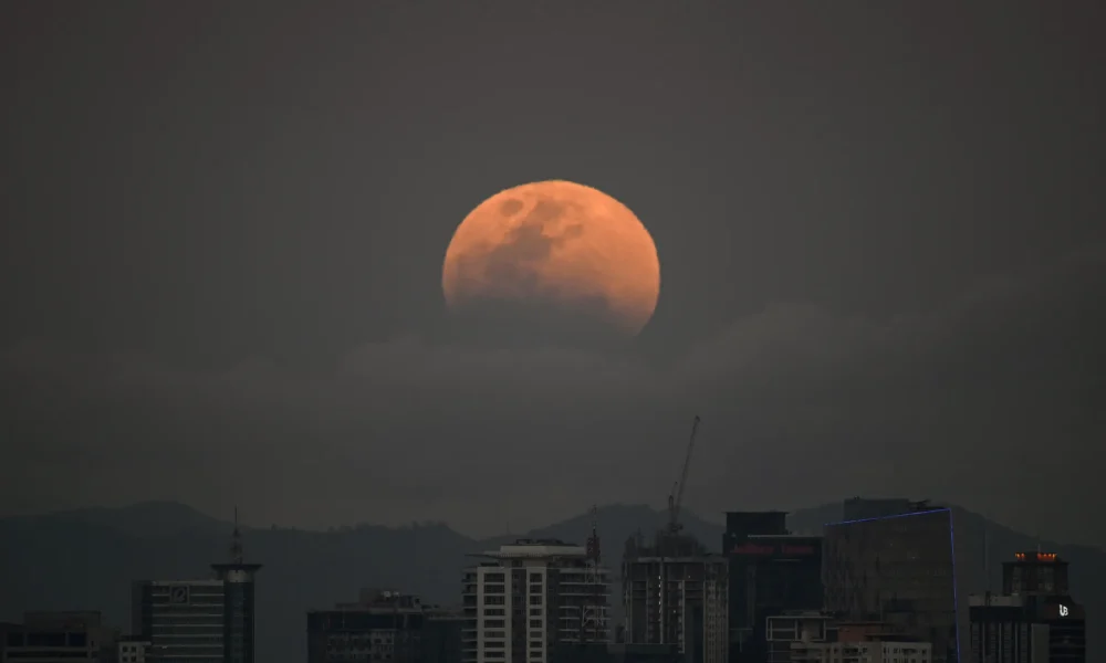 Cómo y dónde se verá el venidero eclipse parcial de la luna