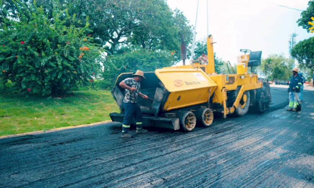 A buen ritmo avanza asfaltado de distribuidor El Trébol en La Guaira