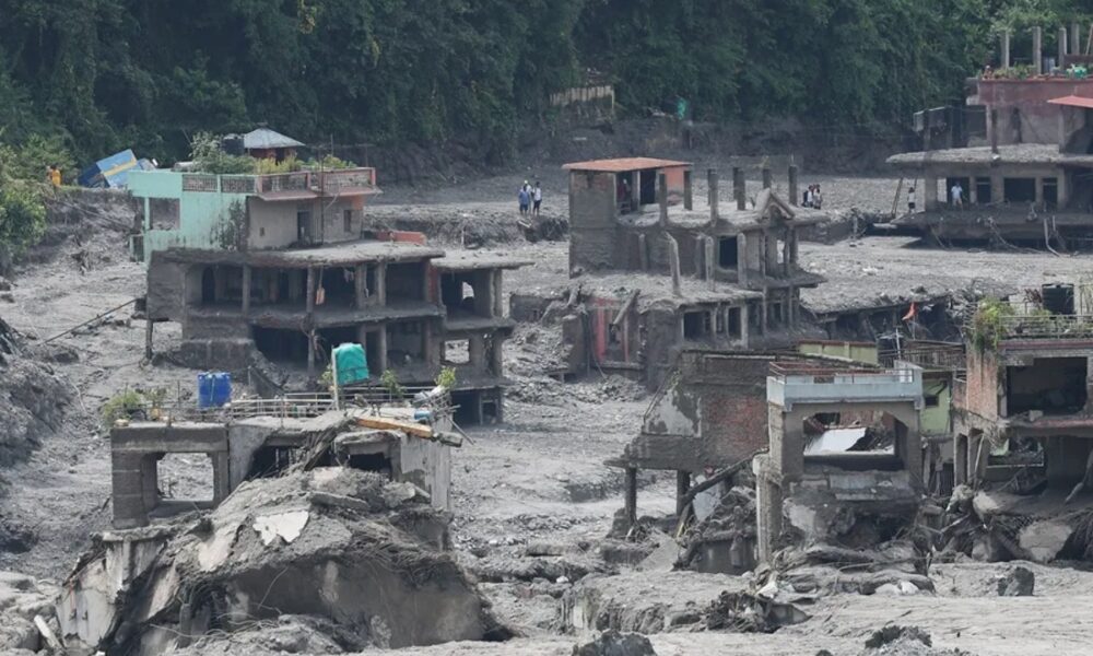 Asciende a 676 la cifra de fallecidos tras riada en Nepal
