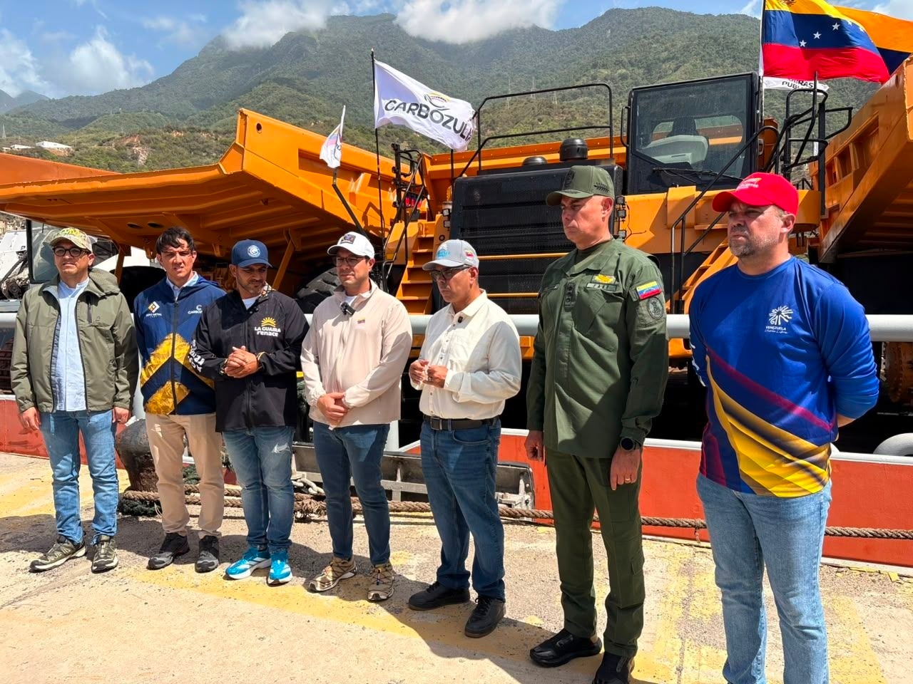 Maquinas de muy alta potencia despejan escombros en La Guaira