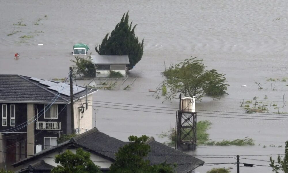 Japón emite orden de evacuación para más de 5.000 personas ante el avance el tifón Dolphin