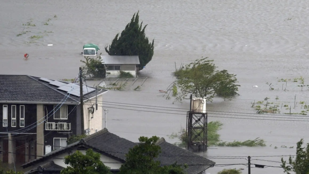 Japón emite orden de evacuación para más de 5.000 personas ante el avance el tifón Dolphin
