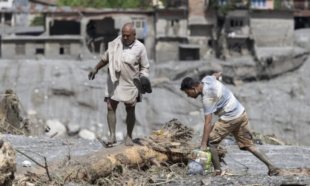 Víctimas mortales de la riada de Nepal ascienden a 553 personas