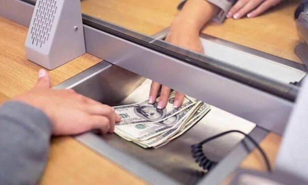 Depósitos bancarios bajaron en julio por mayor demanda de divisas