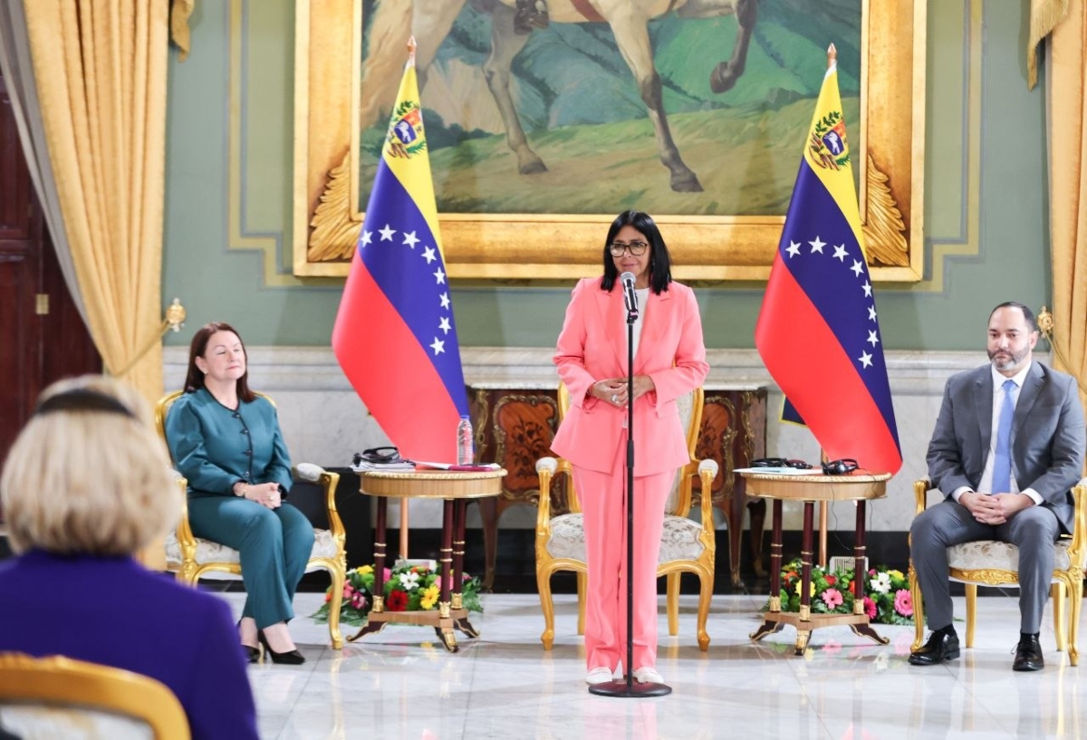 Presidenta Rodríguez lidera firma de acuerdo energético con empresas internacionales