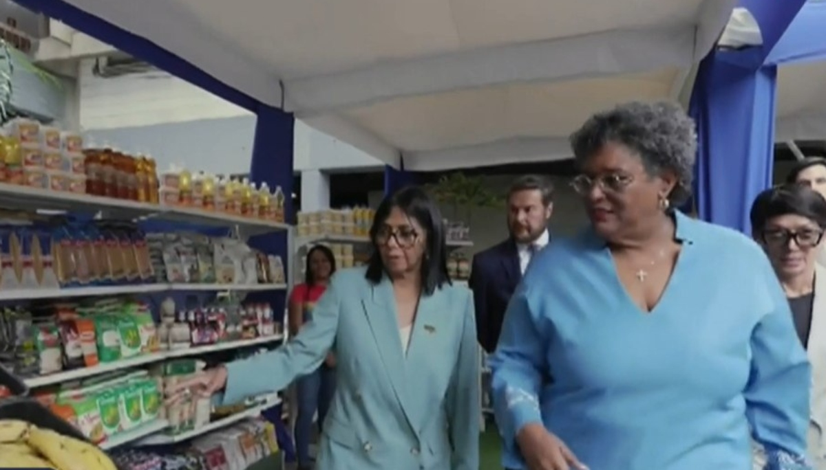 Delcy Rodríguez presenta modelo de Comuna "Fe Socialista" a Mia Mottley