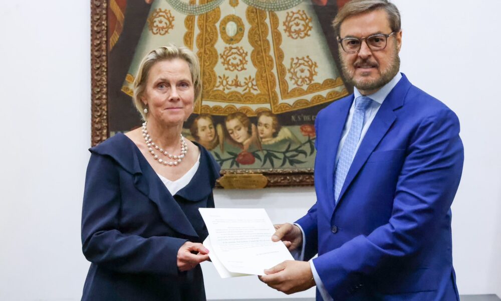Canciller Plasencia recibió Copias de Estilo de la embajadora designada por el Reino de los Países Bajos